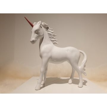 Licorne figurine en porcelaine debout 24cm x 21cm blanc brillant, corne en rose