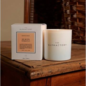 Duft-Kerze "The Olphactory White Isignia", 40h Silken Tobacco Ambientair Tabak, Nädel, Leder