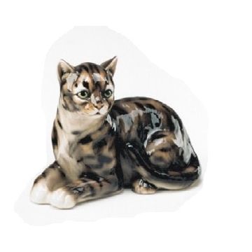 Chat brun tigré couché figurine en porcelaine 30 cm