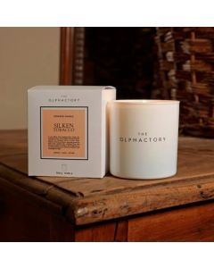 Duft-Kerze "The Olphactory White Isignia", 40h Silken Tobacco Ambientair Tabak, Nädel, Leder